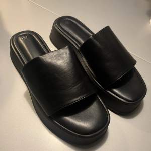 Oanvända plattform sandaler i läder imitation strl 8UK
