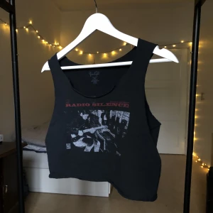Radio silence tröja - Köpt från BRANDY MELVILLE. radio silence tröja. Svart och röd. Knappt använd. Bra skick! 