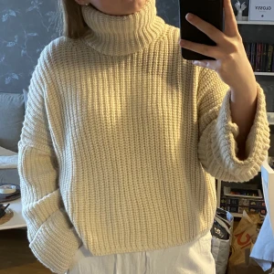 Beige stickad tröja - Beige stickad tröja med hög krage från chiquelle Stl xs/s, men passar M och L också!! Kragen och ärmarna kan vikas upp och ner  Använd 2 gånger