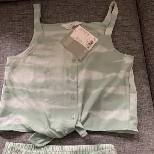 Nytt Sommarlinne från H&M  - Mintgrön batiklinne från H&M. Linnet med knyt har aldrig amvänds. Tunt och skönt material. Lapp kvar. Nypris 249kr