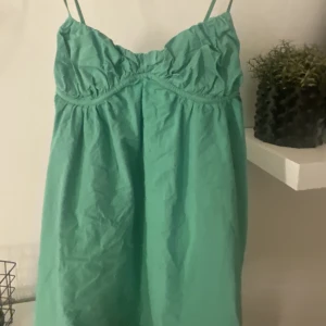 Zara klänning - En jättefin grön zara klänning som jag köpte i somras. Den är så så fin tycker jag men börjar bli för kort (är ca 168 cm lång). Storleken är L men passar även som M. Skriv om ni vill se mer bilder på plagg jag lägger upp!🌸