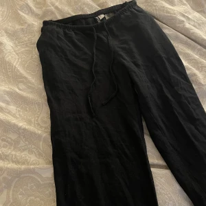 Svarta Linnebyxor  - Säljer dessa slutsålda lågmidjade linnebyxor från h&m! Köpta här på Plick av en tjej som sytt in byxorna så det passar en S/XS, är själv en XS och de passade super! säljer pga har ett par likadana🫶🏽