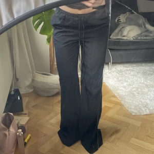 Linnebyxor H&M - Tänkte sälja dessa snygga ”linnebyxor” från H&M i storlek xs då de är alldeles för långa för mig, passar nog nån som är ca 170 💘aldrig använda endast testade! 