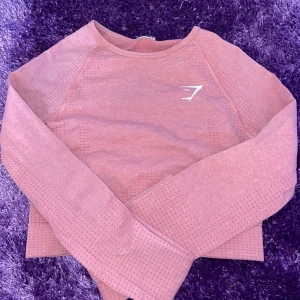 Träningströja  - Säljer min fina träningströja från gymshark då den inte kommer till användning längre☺️Den är i nyskick förutom att lappen är bortklippt (se bild 3)💓