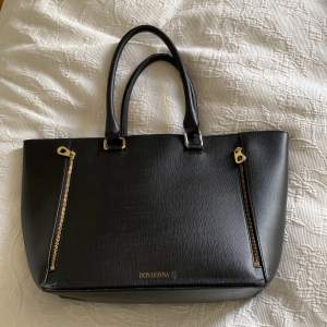 Säljer min använda Don Donna väska. Den är svart med guldiga detaljer. Det har några defekter därav priset!💕