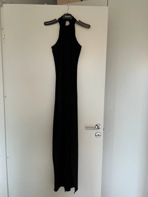 Svart långklänning med turtleneck och slits - Nyskick Ribbad