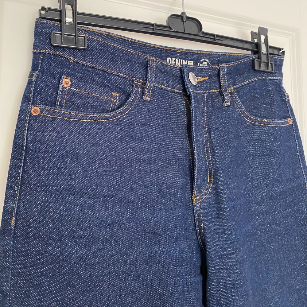 Mom jeans från Lindex, mycket bra kvalitet och jättefin passform.Storlek S. Jeans & Byxor.