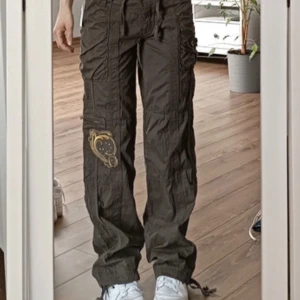 bruna cargos - sjukt snygga oanvända cargo byxor från 00talet passar S-M och bra längd på mig som är typ 170 :)