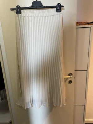 Plisserad kjol - Plisserad beige kjol från monki. Storlek S. Använd enstaka tillfällen. 