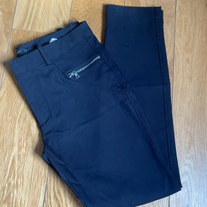 byxor - svarta zara byxor, liknande kostymbyxor i materialet, inte lösa, intill kroppen hela vägen av byxan  baksida bild 2 