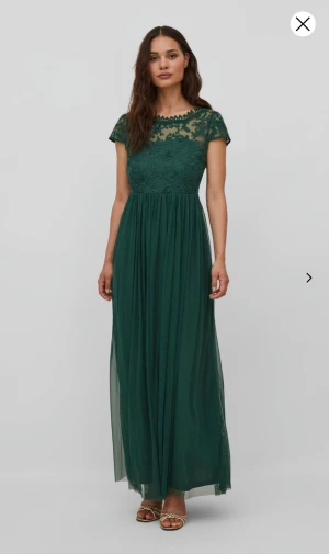 Klänning - Säljer nu min klänning med prislappen kvar.  Köptes för 799kr 