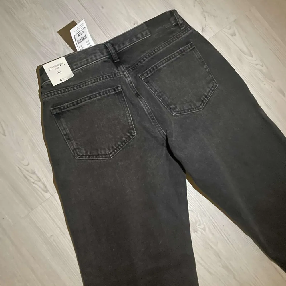 Helt oanvända nya jeans säljer då jag köpte andra liknande! Sitter jätte fint på kroppen. Jeans & Byxor.