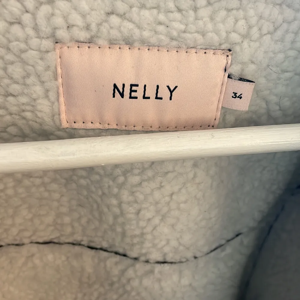 En skinnjacka från Nelly med Teddy material i. Använd 1-2 gånger bara. Säljer eftersom den är lite stor för mig💓. Jackor.