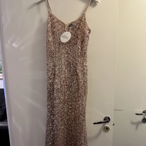 Beige/Rosa klänning - Klänning oanvänd med prislapp, storlek 36 från boohoo. Skriv för mer bilder