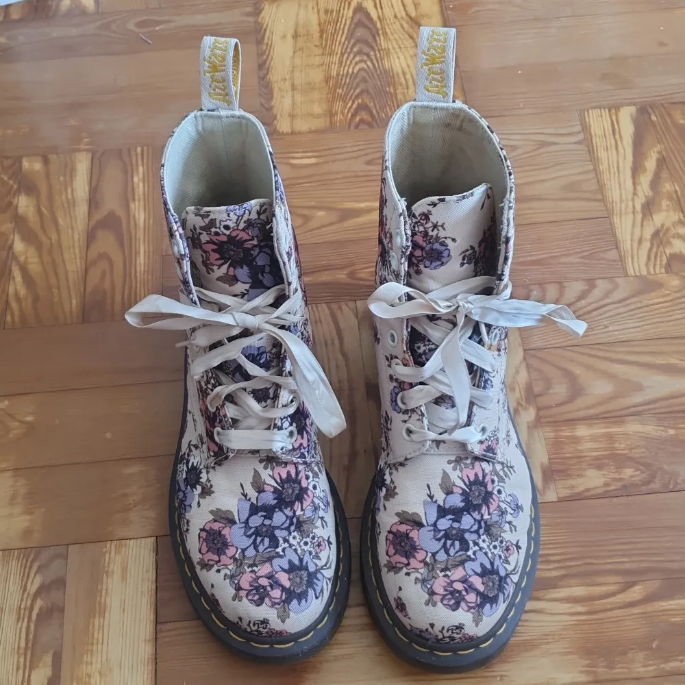 Worn 2 times  Size 39  Ribbon laces  ♡ Perfect condition (1 small stain but blends into the print)  . Skor.