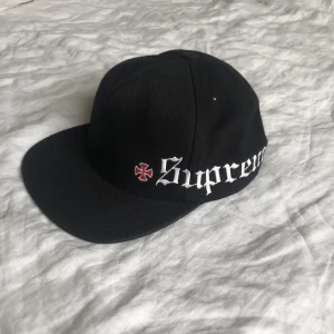 Supreme Keps - Supreme keps i bra skick. Köpt från Sneakershyllan för 500kr. Såklart äkta. Kan mötas upp i Stockholm eller frakta.