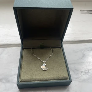 Maria Nilsdotter halsband - Jag säljer mitt älskade moon stone neckles från Maria Nilsdotter. Jag köpte den för inte så länge sedan och har haft på mig den ett få tal gånger. Eftersom den inte passar  bra med mitt andra halsband. Den är i nyskick, kedjans läng är 40. 2000kr nypris.