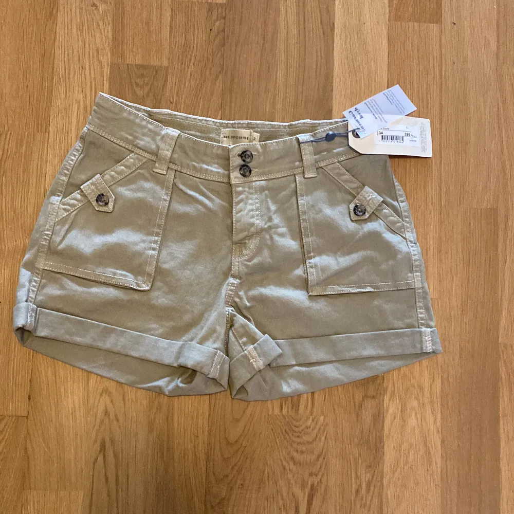 Beiga shorts från 365 Sunshine (MQ Marqett). Storlek 34. Helt nya, oanvända, med prislapp kvar. 399kr nypris.. Shorts.