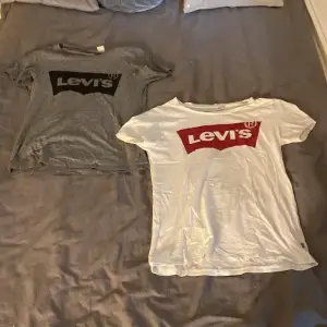 Två fina Levis t-shirts, jag säljer dessa för jag inte använder dom. Fast de är fortfarande fina och kan gå till användning. Jag säljer båda för 30kr