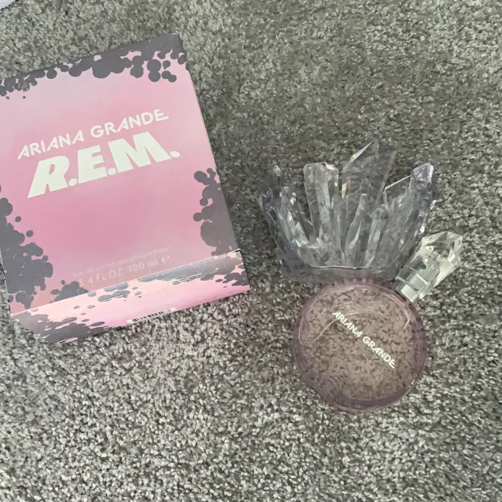 Nästan helt ny ariana grande parfym bara använt några fåtal gånger. Säljer pågrund av att ben inte passar min smak. Kan sänka pris vid en stad affär. Ny pris 624kr.. Perfume.