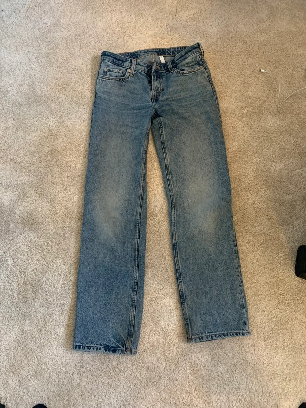Jag säljer min Arrow low jeans pga att dom har blivit för små dom e använda men dom och dom har en defekt som ni kan se på bilden men den märks knappast och dom är självklart rena och nytvättade💘 ❗️köparen står för frakten❗️. Jeans & Byxor.