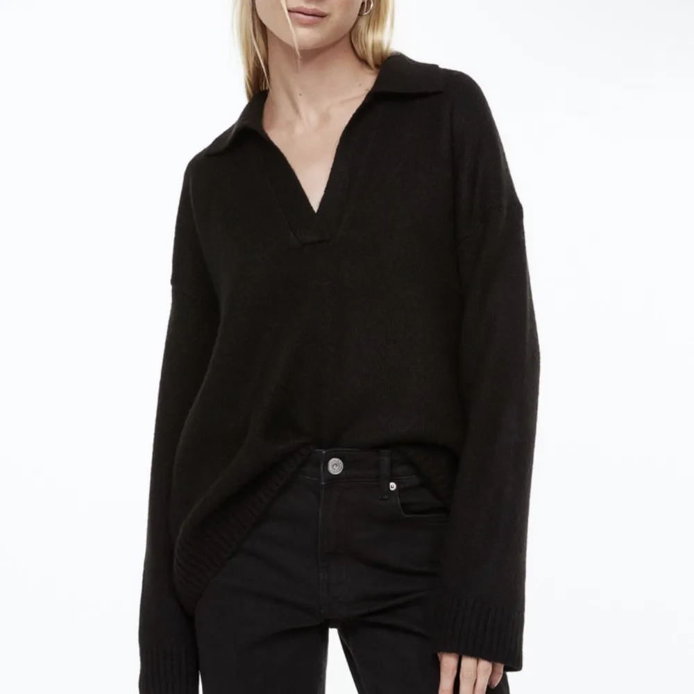 Säljer denna svarta stickade tröjan från H&M. Använd men i gott skick! 💕. Stickat.