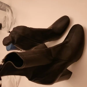 Skinnboots  - Svarta skinnbots nästan helt nya  Köparen står förfrakten