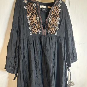 Odd Molly klänning  - Odd Molly klänning i mörk blå/grå. Super fin till sommaren💕