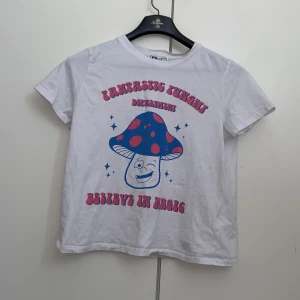 T-Shirt  - Fick den i present 🎁 Använd 1gång  Inga skador  ”Använd inte köp nu❤️”