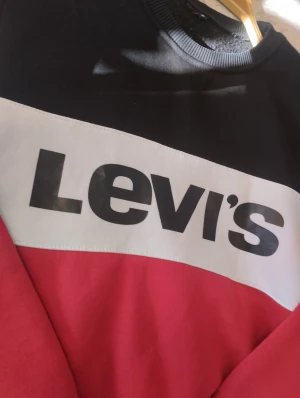 Levis - Sweater Levis den är äkta men jag avskurna taggar, den i storlek M men passar L också. Om du vill ha flera bilder eller du har frågor du kan skriva till mig 🤗💛