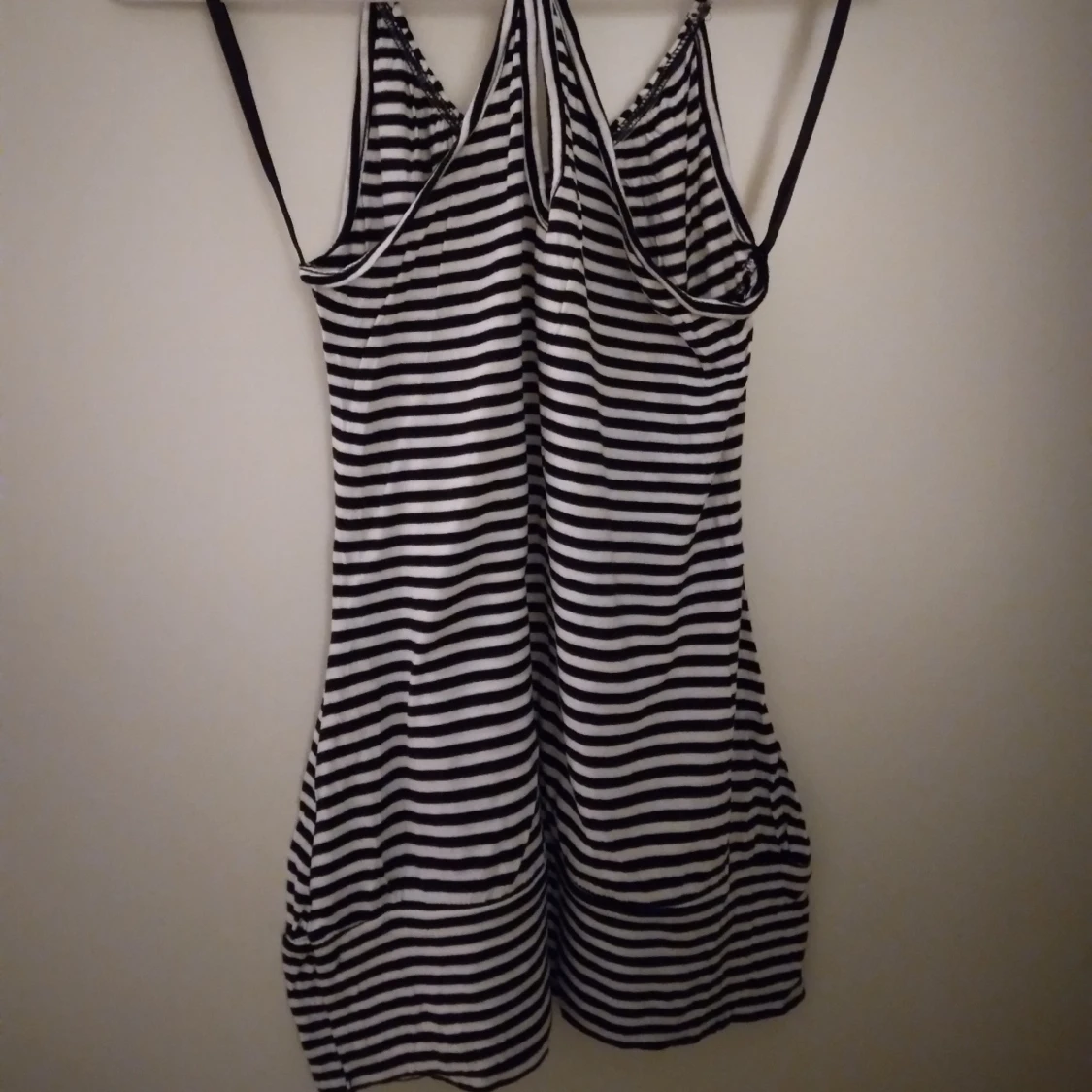 Randigt svart / vit linne / topp. Strlk: XS. Viskos. Helt NY & OANVÄND. - 2