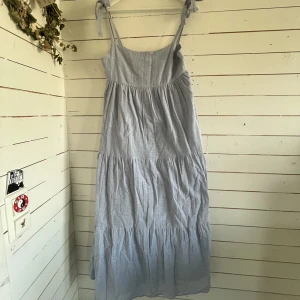 Blå zara klänning  - Blå fin sommar klänning från zara , storlek L men passar mig som är en M , använd en gång 