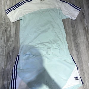 Adidas set - Adidas det till sommaren, användes inte, och är bara använd ungefär 2 gånger. Vill man köpa bara shortsen eller t-shirten så går det också:). Shortsen är i storlek L och tröjan är i storlek M