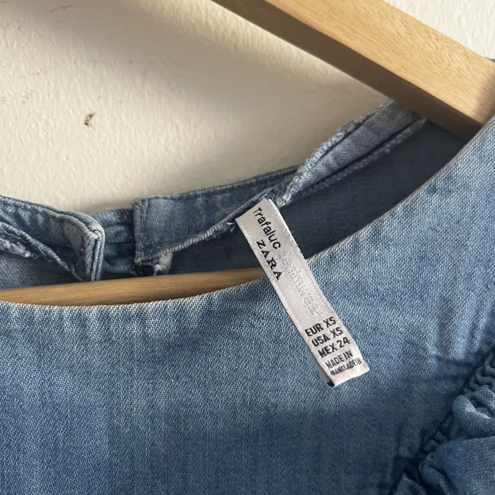 Säljer nu denna otroligt söta jeansklänning med volanger runt halsen då den inte kommer till användning. Trots att det är denimtyg är materialet relativt tunt, så den passar även de varmaste sommardagarna.☀️. Klänningar.