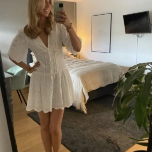 Zara klänning - Supersöt klänning i jättebra skick. Storlek M men funkar även på en S. Köp direkt för 450