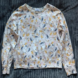 Acne Studios College Print Tröja - Acne studios tröja från AW14 i väldigt bra skick, tröjan har ingen skada.  Storlek S