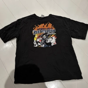 Oversized Vintage Tshirt Bikertryck - Oversized Vintage tshirt med biker tryck. Grymt skick. Boxy oversized fit storlek M. Grå färg