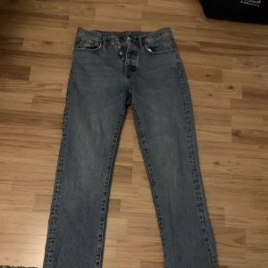 Jeans  - Hej Säljer ett par blåa jeans. De är från Zara och är raka men väldigt sköna i modellen. Passformen är ungefär som Levi’s 501. Storleken är cirka 28/30. Säljer då de är för små för mig. Använda men ändå i gott skick. Pris kan diskuteras!