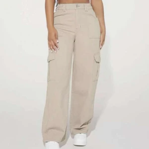 Biege byxor 🤎 - Köpt från Shein. Använd tre gånger. Storlek L , säljs för 100kr