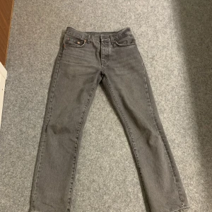 Jeans  - Tjena Har ett par riktig snygga jeans som passar till vilken outfit som helst. Raka i modellen men absolut inte slimfit. Passformen påminner om Levis 501. Blivit en favorit för mig pågrund av denna unika grå färgen. Tyvärr är de för små. 
