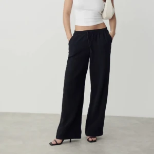 Byxor - Säljer dessa supersköna byxor från gina tricot. Storlek xs. Ungefär som linnebyxor! Skriv för fler bilder💗