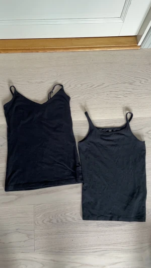 Två svarta linnen - Två svarta linnen som nästan aldrig kommer till användning, inga fläckar och båda är som nya💕