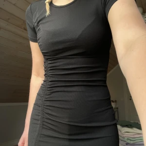 Kort tajt klänning  - säljer en kort tajt klänning, med detalj på sidan! Formar superfint💕💕 Köparen står för frakt