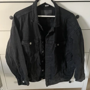 Oversized jeansjacka - Svart oversized jeansjacka, endast använd ett fåtal gånger🫶🏻🫶🏻🫶🏻