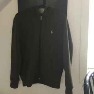 Ralph Lauren zip hoodie - Fin Ralph Lauren zip hoodie i storlek s!