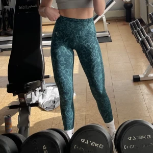 Gymshark tights - Träningstights från Gymshark i modellen Adapt animal. Använda ca 3 gånger. I fint skick. 