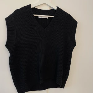 Stickad väst zara - Svart stikad väst från zara. Stl small men lite oversized