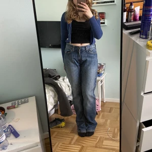 Blåa jeans  - Säljer de här supersnygga middlewaist jeansen då de tyvärr är för långa på mig som är 166. Jag fick de från en kompis men de är oanvända av oss båda❤️ Jag kan både mötas upp i Stockholm och frakta!