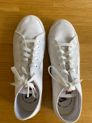 Nike skor - Vita Nike finskor. Använd 1 gång helt i nyskick. Köpt för 999kr. Kan gå ner i pris 👍🏻