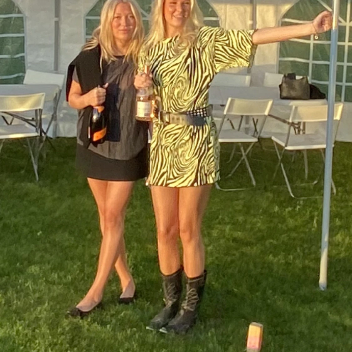 Gul mönstrad klänning - 2